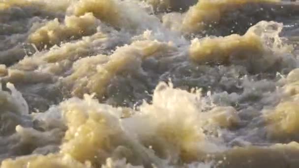 Špinavá Povodňová Voda Tekoucí Rychle Řece Detailní Abstraktní Detail Zpomalené — Stock video