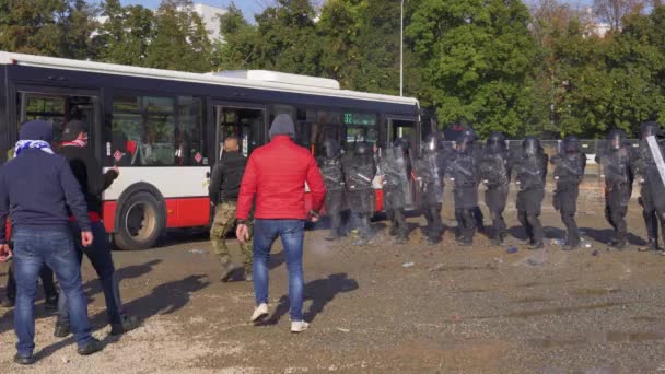 Brünn Tschechien Oktober 2021 Ein Polizeikommando Stellt Sich Fußballhooligans Die — Stockvideo