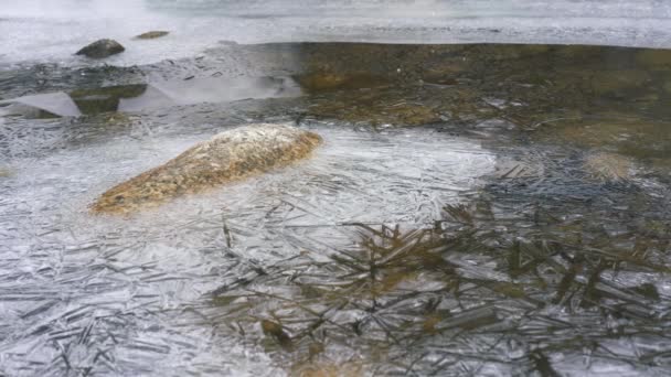 结冰的河流上结冰形成水晶状的结构 从上面的水流到下面的宏观细节 抽象的冬季背景 — 图库视频影像
