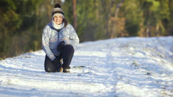 Młoda Kobieta Zimowej Kurtce Pokrytej Śniegiem Drodze Dzwoni Jacka Russella — Wideo stockowe