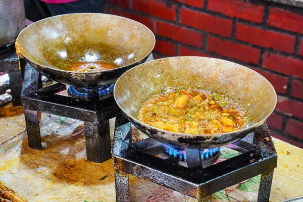 Élelmiszer Készül Egyszerű Gáztűzhelyek Tipikus Pakisztáni Étteremben Fűszerek Fűszerek Dobott — Stock Fotó