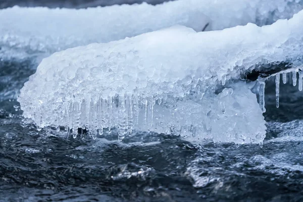Ijs Bevroren Rivier Close Detail Water Stroomt Rotsen Winter Achtergrond — Stockfoto