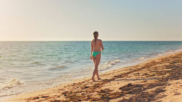 Lean Athletic Young Woman Green Blue Bikini Briefs Walking Sunny — Stock Photo, Image