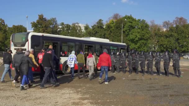 브르노 2021년 10월 버스에서 내려오는 폭력적인 훌리건을 감독하는 경찰관 박람회에서 — 비디오
