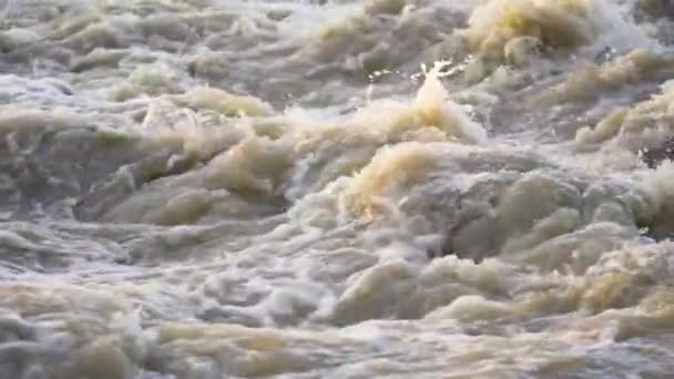 川に急速に流れる汚れた洪水の水 抽象的な詳細を閉じ スローモーションビデオ — ストック動画