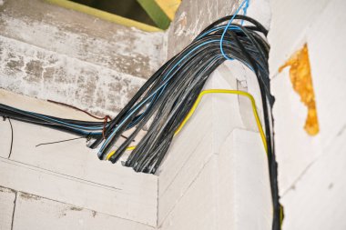 Yeni ev inşaat duvarına elektrik kabloları kurulumu