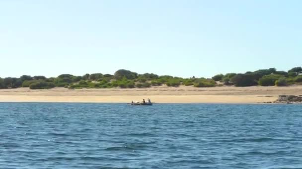 Anakao Madagaskar Května 2019 Pohled Malé Rybářské Lodi Plující Nedaleko — Stock video