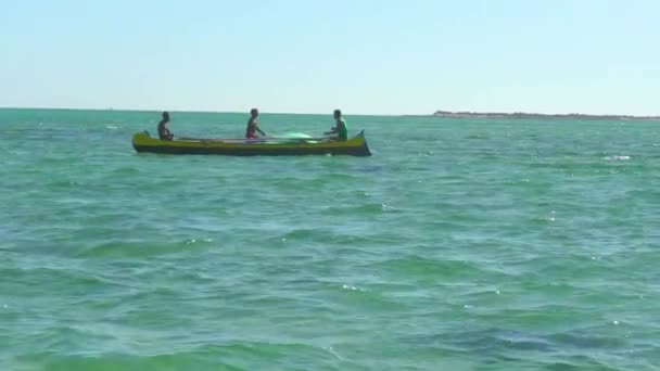 2019年5月3日 从靠近海岸航行的小渔船上看 与不知名的马达加斯加渔民一起靠近海岸的船 还有一个人在水里潜水寻鱼 — 图库视频影像