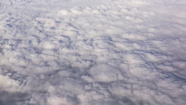 Pluizige Wolken Die Vlak Uitzien Gezien Vanuit Commercieel Vliegtuig — Stockvideo