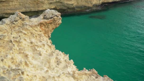 Rocky Bay Clear Green Water Seen Cliff Camera Panning Side — Stock Video