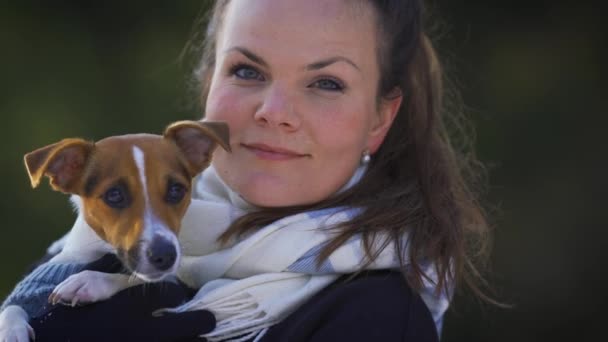 Mujer Joven Con Chaqueta Invierno Sosteniendo Jack Russell Terrier Las — Vídeo de stock