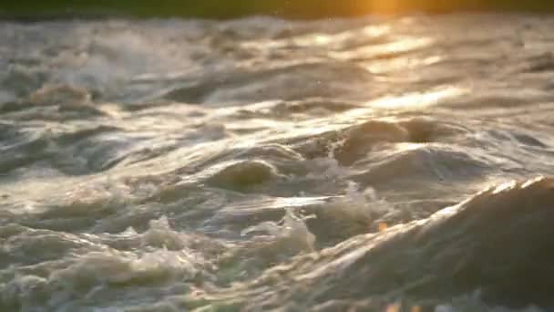 Popołudniowe Słońce Świeci Szybkich Falach Rzecznych Krople Wody Świecące Powietrzu — Wideo stockowe