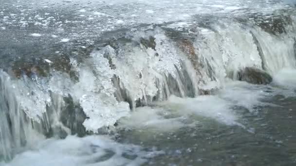 Ijs Bevroren Rivier Close Detail Water Stroomt Kleine Waterval Winter — Stockvideo