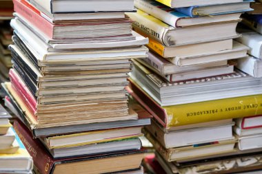 Brno, Çek Cumhuriyeti - 22 Haziran 2019: Yerel antika kitapçısında sergilenen çok sayıda eski kitap