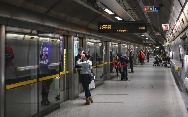 London Storbritannien Februari 2019 Passagerare Som Väntar Vid Waterloos Tunnelbanestation — Stockfoto