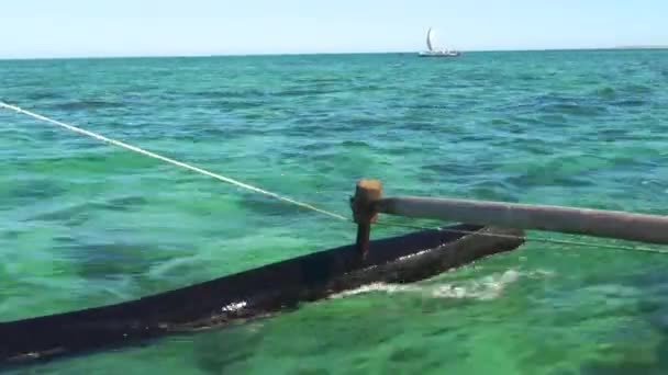 Keres Rúd Tábla Pirogue Tipikus Madagaszkár Kis Halászhajó Vitorlázás Tiszta — Stock videók
