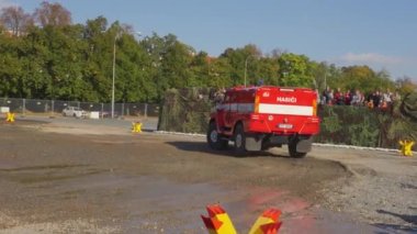 Brno, Çek Cumhuriyeti - 08 Ekim 2021: Sert yolda hızla ilerleyen kırmızı ağır silahlı çatışma aracı. PYROS özel ticaret fuarında halk için gösteri