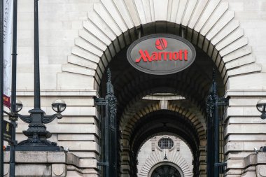 Londra, Birleşik Krallık - 02 Şubat 2019: Marriott Otel 'in Westminster Köprüsü' ndeki konumlarından birinde kırmızı etiket logosu. 500 'den fazla şubesi olan Amerikan otel zinciri. 