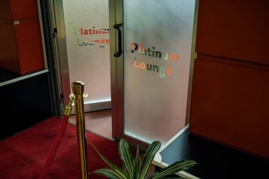 Yarı açık kapı, havaalanında dinlenme odasına açılan buzlu camlar.