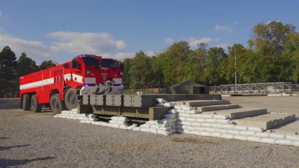 Brno Czechy Października 2021 Czerwone Ciężkie Opancerzone Pojazdy Przeciwpożarowe Przejeżdżające — Wideo stockowe