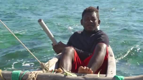 Anakao Madagaskar Maj 2019 Okänd Madagaskar Fiskare Sitter Baksidan Sin — Stockvideo