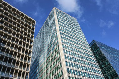 Londra, Birleşik Krallık - 02 Şubat 2019: Günümüz gökdelenlerine bakmak - Westminster Belediye Binası 64 Victoria Caddesi, mavi gökyüzü. Çağdaş İngiliz mimarisi örneği