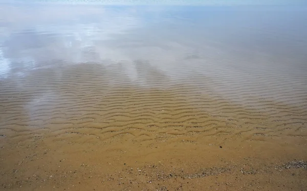 Спокойная Плоская Поверхность Воды Мелкими Рябями Песке Внизу Несколько Кристаллов — стоковое фото