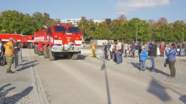 Brno, Çek Cumhuriyeti - 08 Ekim 2021: Taştan yolda ilerleyen kırmızı ağır zırhlı araçlar. PYROS özel ticaret fuarında halk için gösteri