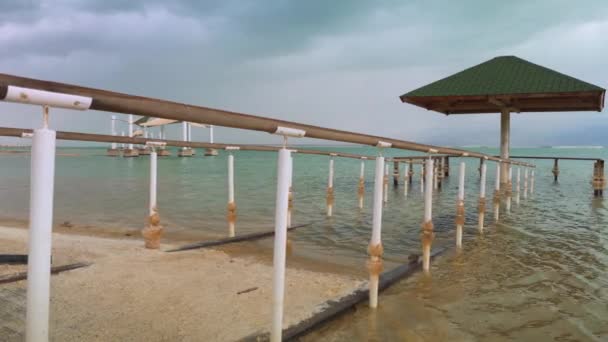 アイン ボケック デッド海岸の穏やかな朝 日陰の避難所につながる鋼鉄柵 — ストック動画