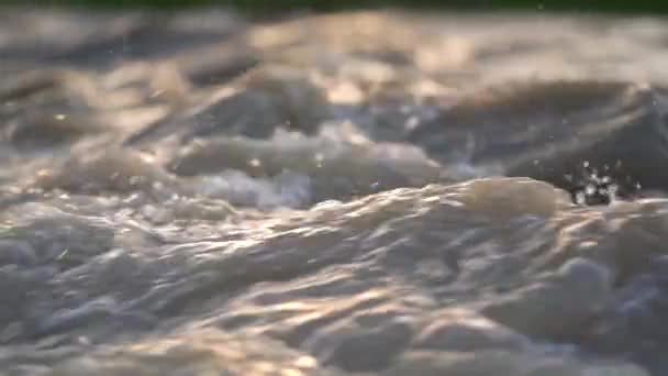 Вдень Сонце Світить Швидких Річкових Хвилях Краплі Води Світяться Повітрі — стокове відео