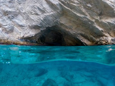 Mavi Magara - Oludeniz yakınlarındaki mavi mağara, bölünmüş sualtı görüntüsü.