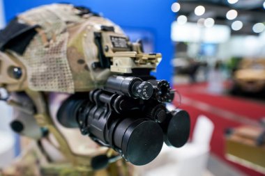 Askeri miğferde gece görüş gözlükleri koruyucu başlıklarla kaplı lenslere yakın çekim detayları..