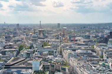 Güneşli bir günde batı Londra 'nın havadan görünüşü, birçok modern bina arasında klasik St. Pauls katedrali..
