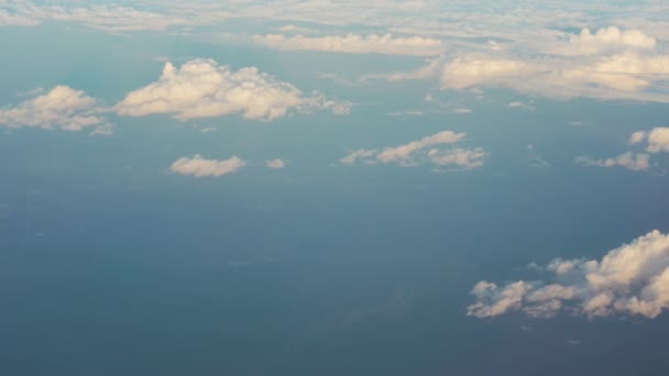 Zicht Vanuit Vliegtuig Raam Vliegen Pluizige Wolken Verlicht Door Zon — Stockvideo