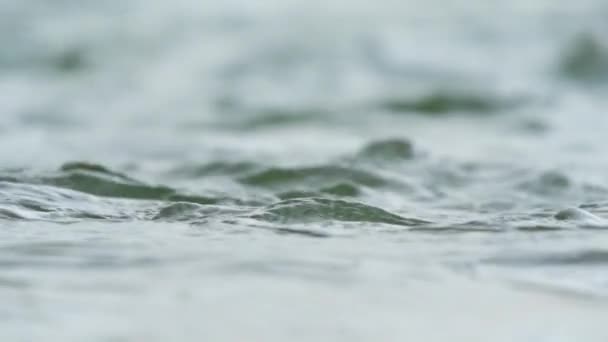 Ομαλή Επιφάνεια Του Ποταμού Νερού Μόνο Μικρά Κύματα Closeup Αφηρημένη — Αρχείο Βίντεο