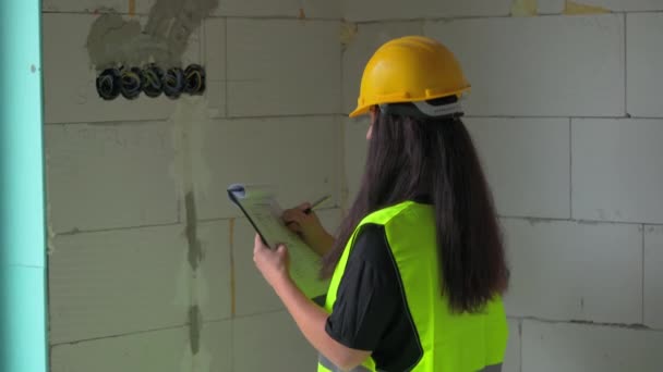 Jovem Trabalhadora Engenheira Construção Feminina Vestindo Colete Verde Alta Visibilidade — Vídeo de Stock