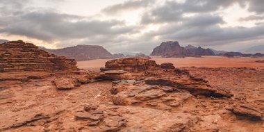 Kırmızı turuncu Mars, Ürdün Wadi Rum Çölü 'ndeki manzara gibi. Dağların arka planı, bulutlu bir sabah. Bu konum birçok bilim kurgu filminde kullanılmıştır.