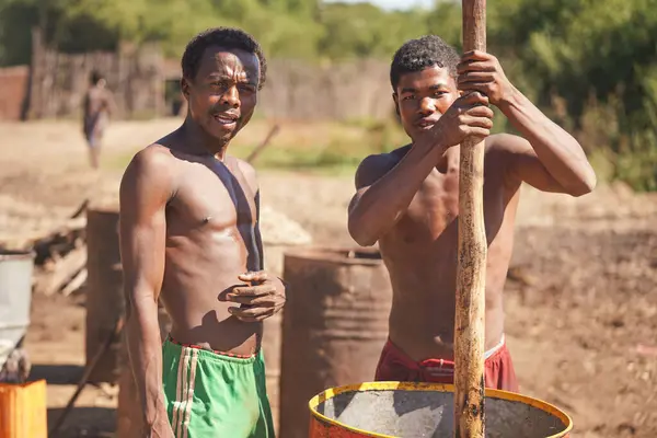Андрановары Мадагаскар Апреля 2019 Года Двое Неизвестных Малагасийцев Добывают Сок — стоковое фото