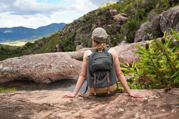 Wanita Muda Dengan Pakaian Mendaki Bertumpu Pada Batu Batu Dekat — Stok Foto