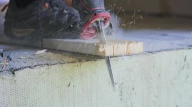 Atık tahta kesen küçük elektrikli testereye yakın detay