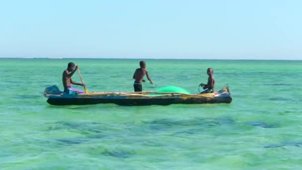 Anakao Madagaskar Května 2019 Pohled Malé Rybářské Lodi Plující Pobřeží — Stock video