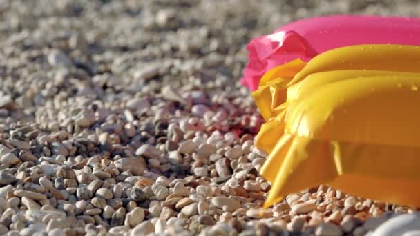 Sonne Scheint Auf Gelb Und Rosafarbenes Aufblasbares Boot Mit Wassertropfen — Stockvideo