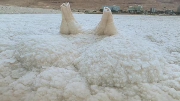Kleiner Plastikstuhl Komplett Mit Kristallinem Salz Bedeckt Ufer Des Toten — Stockvideo