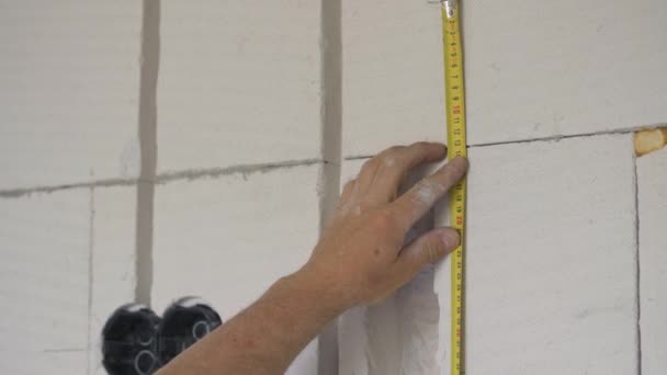 Bouwvakker Meetafstand Witte Betonnen Bakstenen Muur Met Gele Meetlint Detail — Stockvideo