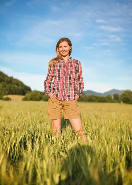 Молодая Женщина Клетчатой Рубашке Шортах Стоящая Незрелом Зеленом Пшеничном Поле — стоковое фото