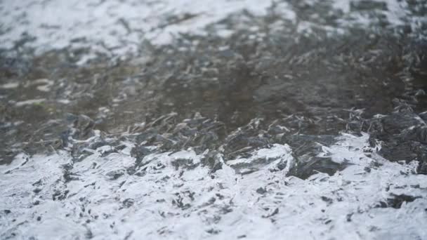 Eis Auf Gefrorenem Fluss Bildet Kristallähnliche Strukturen Nahaufnahme Makrodetails Von — Stockvideo