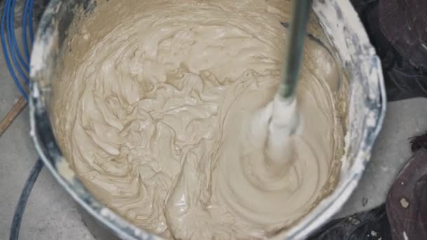 Pasta Cemento Malta Umida Mescolata Secchio Nel Cantiere Casa Dettaglio — Video Stock