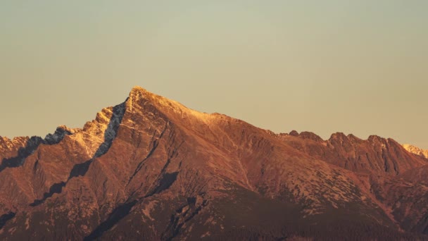Coucher Soleil Changement Couleur Ciel Dessus Sommet Mont Krivan Symbole — Video