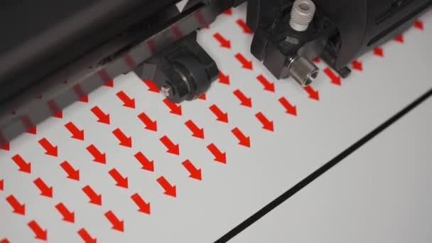 Máquina Corte Plotter Haciendo Pequeñas Flechas Redondas Rojas Pegatinas Detalle — Vídeo de stock