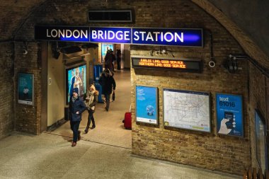Londra, Birleşik Krallık - 01 Şubat 2019: Londra Köprüsü metro istasyonunun kapısından yürüyen insanlar - İngiltere başkentinin en yoğun 4. istasyonu